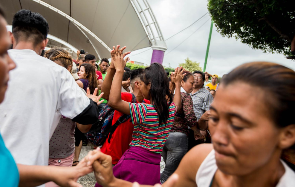 Domingo 21 de octubre. La caravana migrante celebra haber burlado la frontera mexicana. Algunos pobladores de Ciudad Hidalgo les dieron la bienvenida a los migrantes centroamericanos con música y baile en el parque central (Fuente: Fred Ramos, El Faro).