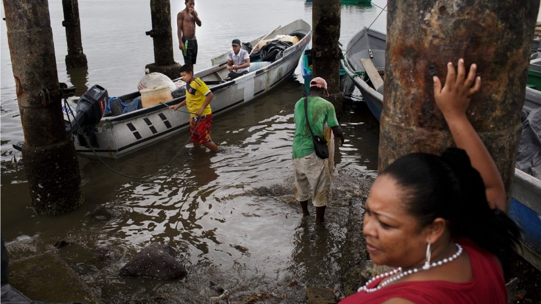 El puerto de San Lorenzo es entrada y salida de todo tipo de productos, también es punto por donde entrar a las zonas controladas por los grupos armados y narcotraficantes. Foto: Edu León / Periodistas Sin Cadenas