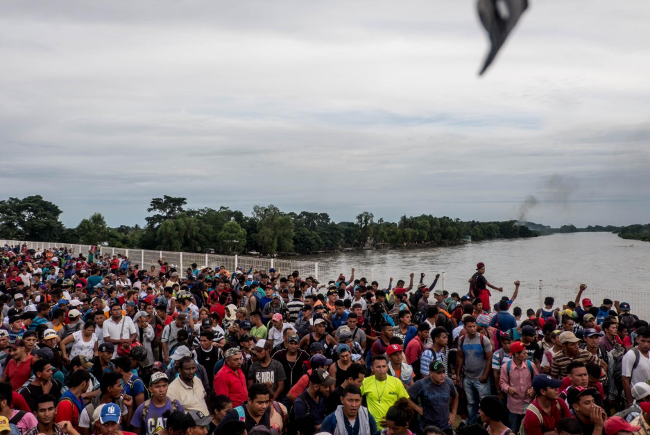 Viernes 19 de octubre. Luego de arrasar los portones de la aduana guatemalteca, la avalancha de migrantes se apoderó del puente "doctor Rodolfo Robles", que cruza el río Suchiate, frontera natural entre Guatemala y México (Fuente: Fred Ramos, El Faro).