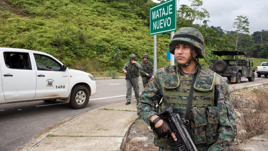 Patrullaje de militares ecuatorianos ante la petición del primer grupo de periodistas en entrar a Mataje. Foto: Edu León/ Periodistas Sin Cadenas