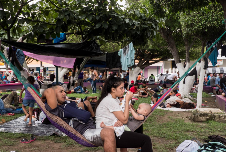 Domingo 21 de octubre. Una pareja de migrantes salvadoreños se sumó a la caravana. Ambos huyeron de El Salvador hace un año, debido a las amenazas de las pandillas, según contaron. Durante meses, permanecieron en esta zona fronteriza del sur mexicano y ahora, al ver la oportunidad, decidieron sumarse a la caravana (Fuente: Fred Ramos, El Faro).