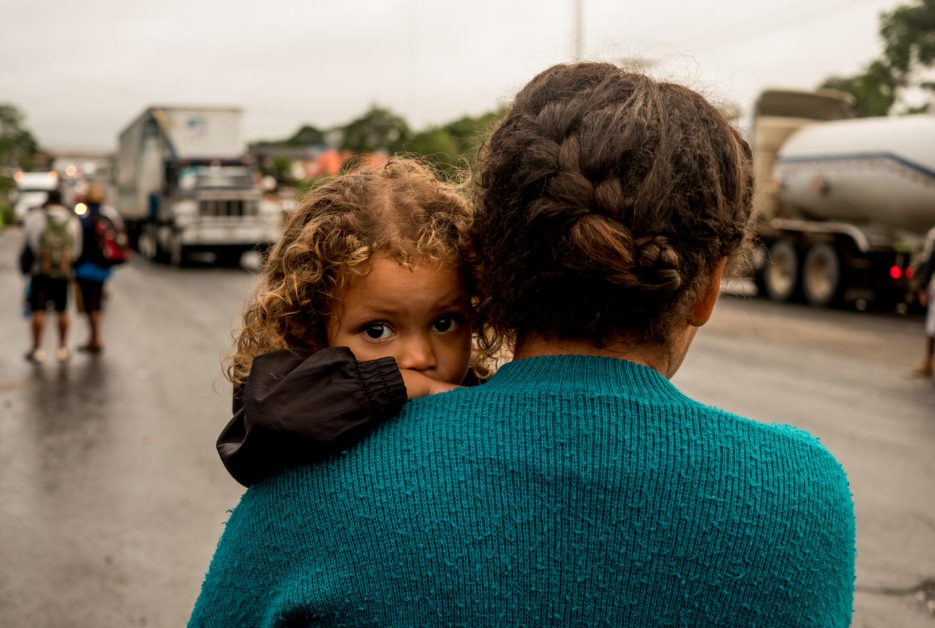 Génesis Hernández, de dos años, espera junto a su madre un aventón en Sayula de Alemán, en el estado de Veracruz, que las pueda llevar hacia el municipio de Isla, donde espera encontrar el resto de migrantes que se adelantaron. La caravana no caminó al mismo ritmo en el último tramo hacia Ciudad de México, se desperdigó entre camiones, autobuses, pick ups que daban aventón.