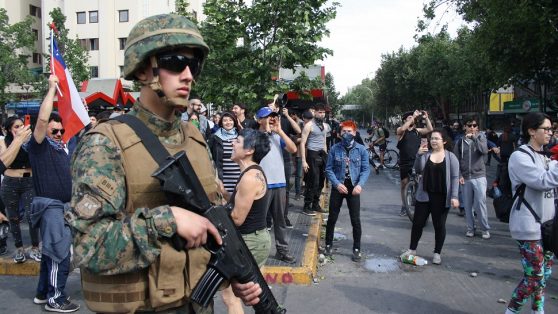 Foto reportaje: el día a día del estado de emergencia en el eje Alameda-Plaza Italia