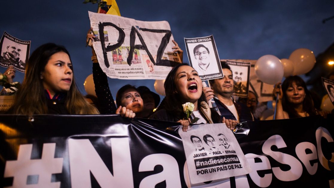 Yadira Aguaya, pareja de Paúl Rivas, en una de las manifestaciones en la calle que pedía la liberación de los tres periodistas secuestrados. Familias desplazadas de El Pan, viven hacinadas en una casa de San Lorenzo. Foto: Edu León/ Periodistas Sin Cadenas.