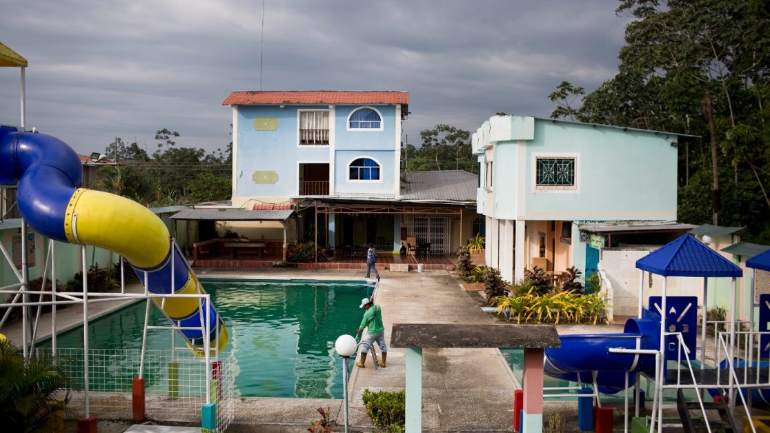 El Hostal El Pedregal, fuñe del lugar donde se vio salir por última vez a los tres periodistas asesinados. Este lugar solía ser donde los periodistas de El Comercio llegaban para todas sus coberturas en la zona. Familias desplazadas de El Pan, viven hacinadas en una casa de San Lorenzo. Foto: Edu León/ Periodistas Sin Cadenas.