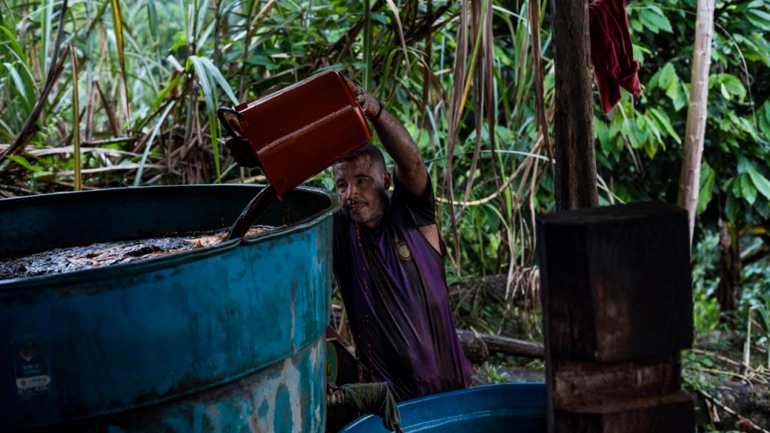 Campesinos cultivadores de coca hacen un primer proceso químico para obtener la base de coca. Foto: Manu Brabo.