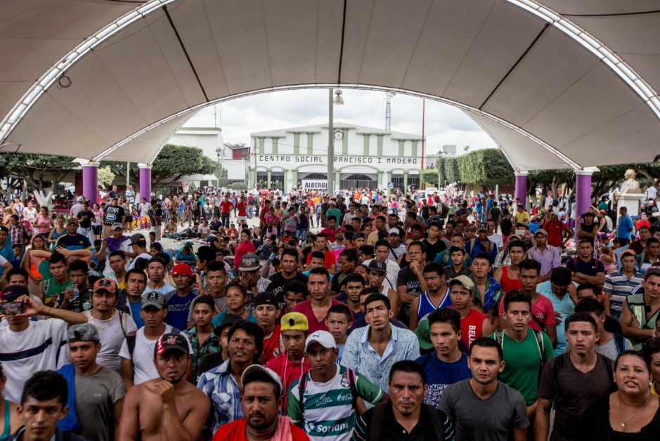 Domingo 21 de octubre. La mayor parte de la caravana migrante atravesó el río Suchiate y se ha apoderado del parque central de Ciudad Hidalgo, Chiapas, antes de seguir su marcha dentro de México (Fuente: Fred Ramos, El Faro).
