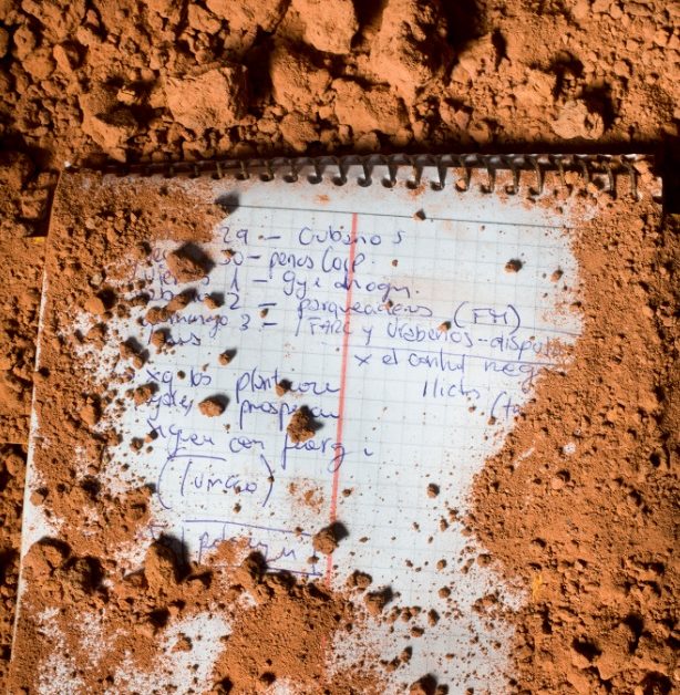 Una de las libretas de apuntes de Javier Ortega. Los habitantes de la vereda El Tandil, en Tumaco (Nariño), no dudan en señalar a la Fuerza Pública como responsable de la masacre perpetrada el 5 de octubre del año pasado. Foto: Manu Brabo.