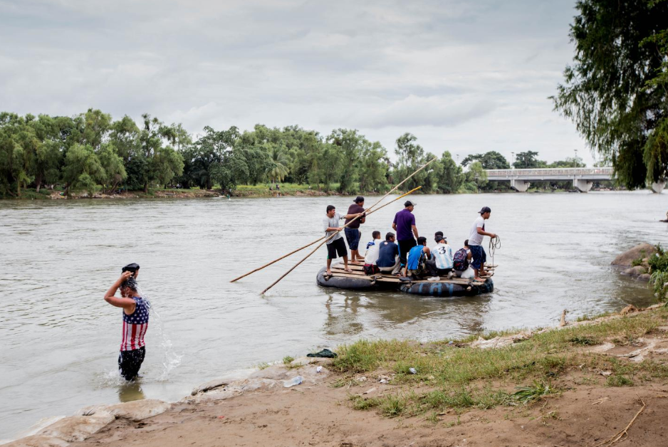 Sábado 20 de octubre. A lo largo del día la concentración de migrantes sobre el puente fue disminuyendo a pasos agigantados. Miles atravesaron por su cuenta el río Suchiate (Fuente: Fred Ramos, El Faro).