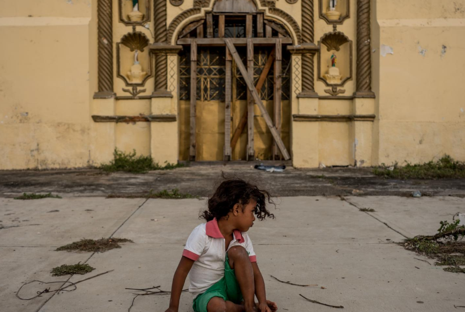 Una niña migrante juega en el pueblo de Santiago Niltepec, Oaxaca, en la tarde del 29 de octubre.
