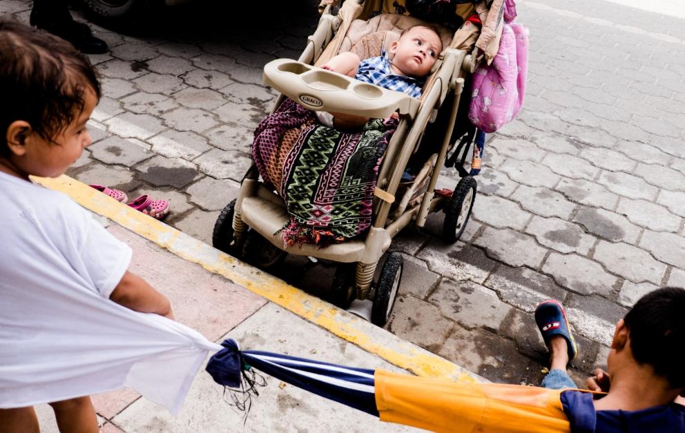 Heilie Mejía, de dos años, y Ángel Mejía, de 6, fueron amarrados entre sí por su madre, Olga Rodríguez, usando sus camisas. Rodríguez, hondureña, asegura que amarra a sus hijos cuando se ponen muy inquietos. Ella es una madre soltera que decidió unirse a la caravana con sus cuatro hijos. Los otros dos son un bebé de diez meses y una niña de cuatro años. Era vendedora ambulante, pero asegura que ese trabajo no le alcanza para mantener con dignidad a sus cuatro niños.