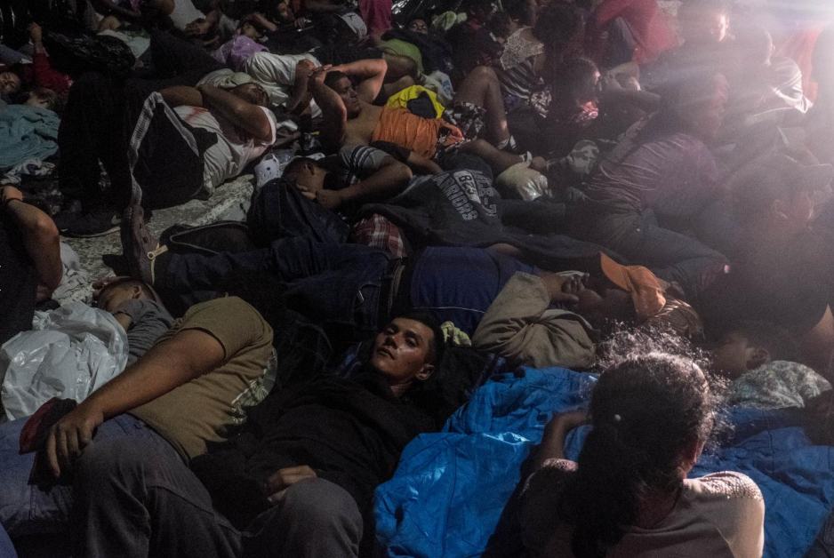 Viernes 19 de octubre. El puente que separa las fronteras de Guatemala y México se convirtió por la noche en un campo de refugiados de aproximadamente un kilómetro de longitud. Los migrantes durmieron sobre el asfalto, esperando que México abriera sus fronteras (Fuente: Fred Ramos, El Faro).