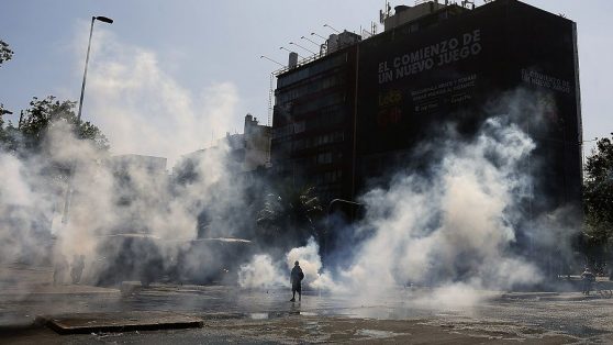 Manual interno de Carabineros reconoce alto riesgo para la salud por uso intensivo de gas irritante