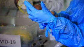 Crece contagio en personal de salud: hospitales intentan frenar avance del virus entre sus funcionarios