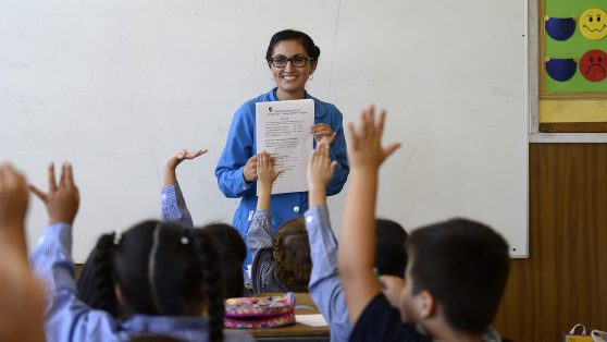 Profesores de primera línea, pero de segunda categoría: una deuda pendiente del Estado chileno