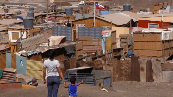 Viviendas hacinadas y campamentos: dos rostros de la desigualdad frente al Covid-19