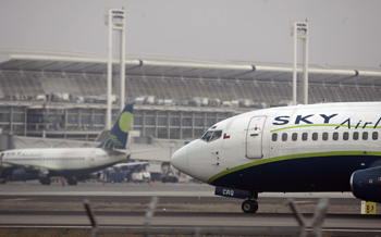 Pilotos de Sky Airline vuelan bajo presión para ahorrar combustible