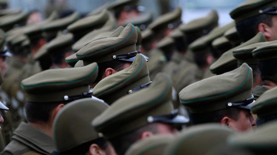 Carabineros despide a funcionaria civil: su hijo perdió un ojo por disparo de perdigones en manifestación