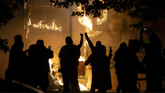 Aunque Minneapolis arde y su presidencia se hunde, Trump podría ser reelegido