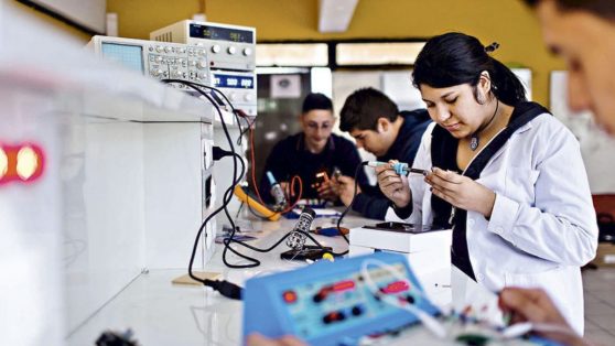 Lo de siempre, el género: entendiendo la brecha salarial en la Educación Media Técnico Profesional