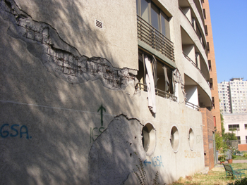 Niños que se caen de las ventanas en un edificio de varios pisos