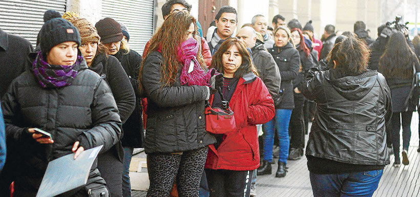 La fila de padres frente al Colegio Salesianos: el máximo esfuerzo para tener el mínimo