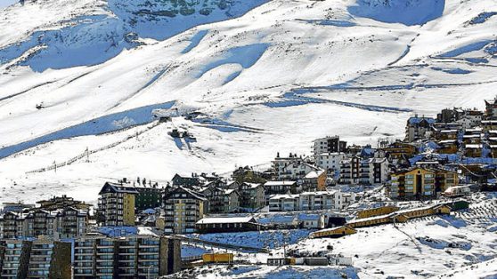 El mega-negocio inmobiliario que enfrenta a los dueños de la nieve