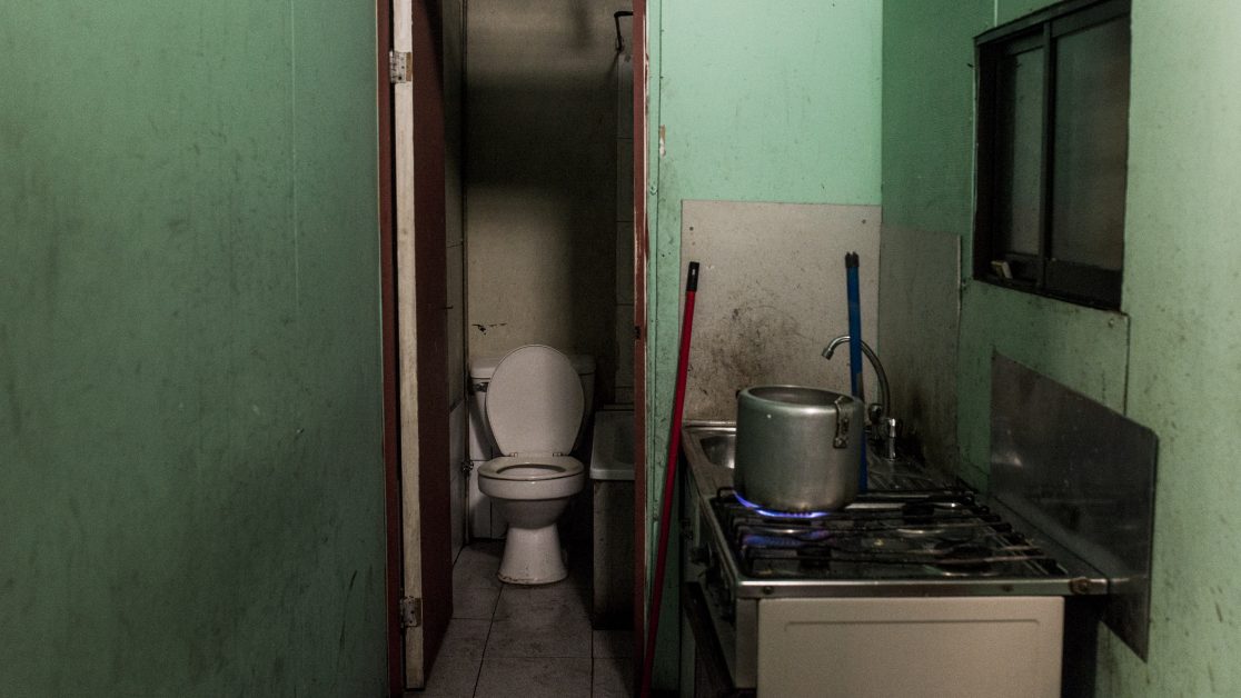 A la salida del baño se ubica una cocina, una imagen que se repite. Foto: Jorge Vargas | Migrar Photo