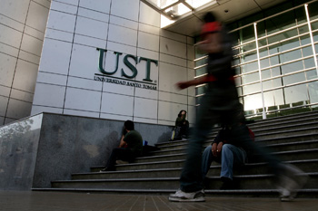 Investigan millonarios traspasos desde las universidades Santo Tomás y UNIACC a inmobiliarias