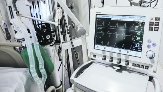 A tres semanas del peak de contagios: proveedores confirman que no hay fecha de llegada de ventiladores comprados por Chile