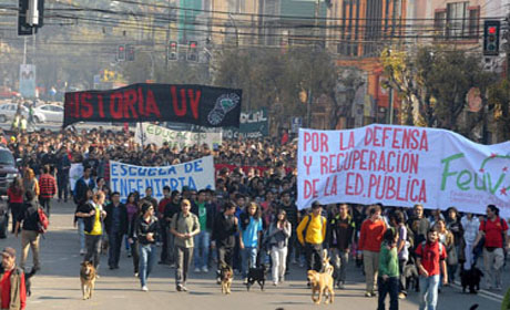 Lo bueno y lo malo de usar la educación para pedir la nacionalización del cobre (entre otras cosas)