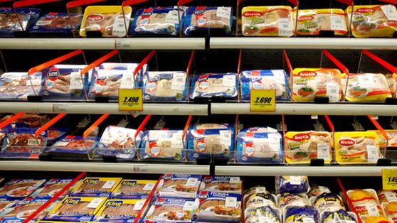 Nueva colusión por el precio del pollo: acusan a las tres principales cadenas de supermercados