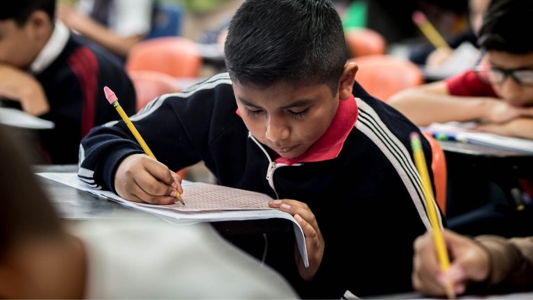 La ultraderecha internacional desmantela los sistemas educativos: voces de alerta para la sociedad chilena
