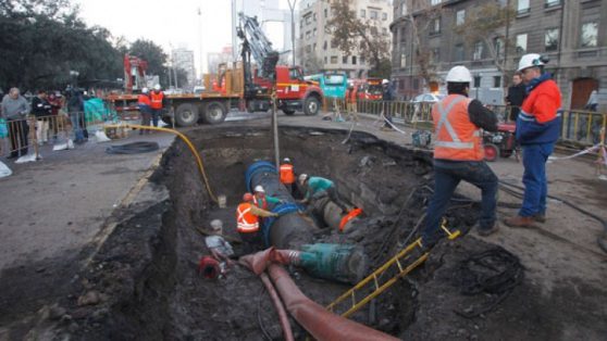 El negocio del agua: los vacíos de la ley que disparan las millonarias ganancias de Aguas Andinas