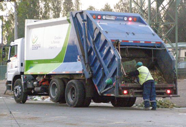 Contratos millonarios desatan guerra sucia por la recolección de la basura en Maipú