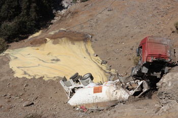 Derrame tóxico de camión de Anglo American pone en riesgo agua potable del sector oriente de Santiago 