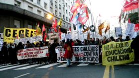 Los costosos créditos para la educación impulsan el éxodo de estudiantes a Argentina