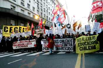 Los costosos créditos para la educación impulsan el éxodo de estudiantes a Argentina