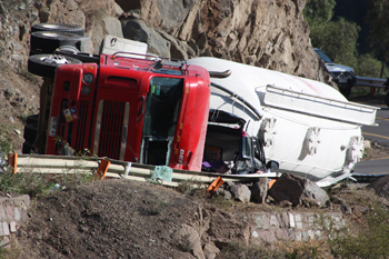 Camión con carga tóxica para Anglo American provoca accidente fatal en horario prohibido para ese transporte 