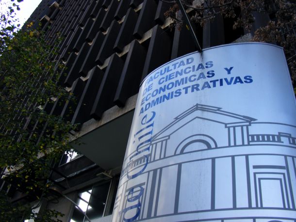 Los autocontratos que tienen en la mira a la Facultad de Economía de la U. de Chile