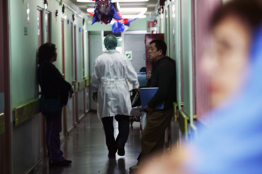 Médicos sin control: Los dueños de la salud pública en Chile