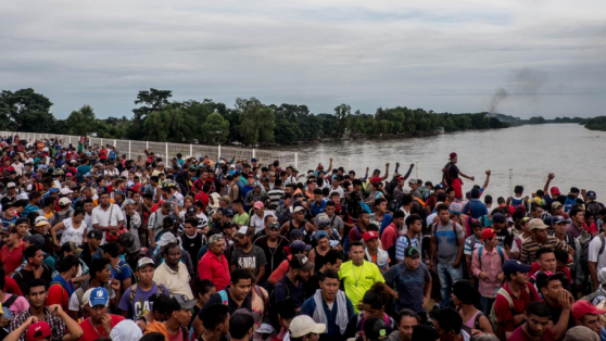Caravana rumbo a Estados Unidos: el portón mexicano no pudo con la avalancha migrante