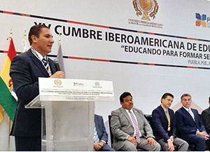 Alcalde de San Carlos viaja a México a recibir doctorado que reparte un oscuro organismo