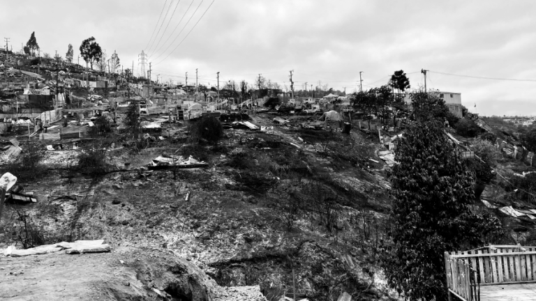 Incendios en Valparaíso: aún no se define ayuda para reconstruir casas de campamentos que no figuran en catastro del Minvu